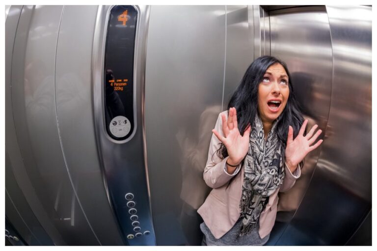 Kaam Ki Baat: अगर फंस गए हैं लिफ्ट में तो सबसे पहले करें ये काम, नहीं तो एक गलती पड़ ना जाए भारी