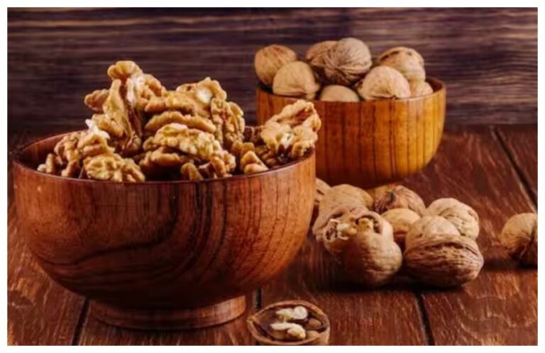 Walnut Benefits: सूखे या भीगे कौन से अखरोट शरीर को देते हैं ज्यादा फायदा? यहां जानें इसके गुणकारी लाभ
