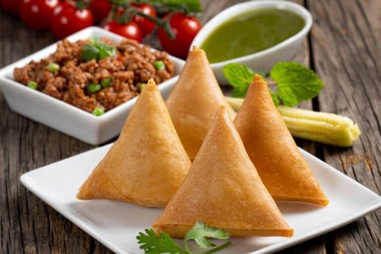 Samosa Disadvantages: शरीर के लिए बेहद नुकसानदायक है समोसा, जानिए इससे होने वाले नुकसान
