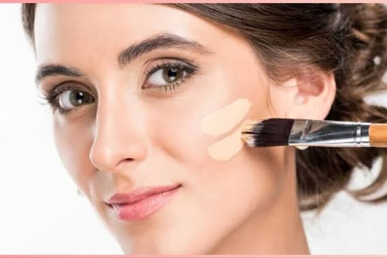 Beauty Tips: चेहरे पर फाउंडेशन का इस्तेमाल करते समय इन बातों का रखें ध्यान, चेहरे पर नहीं पड़ेंगे पैच
