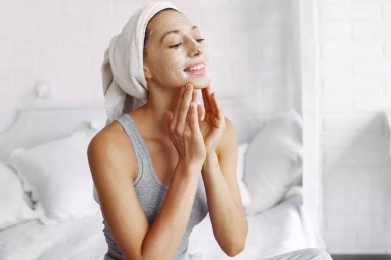 Skin Care: रात में सोने से पहले रोजाना करें बस ये काम, बढ़ जाएगा चेहरे का ग्लो, खोई रंगत आएगी वापस