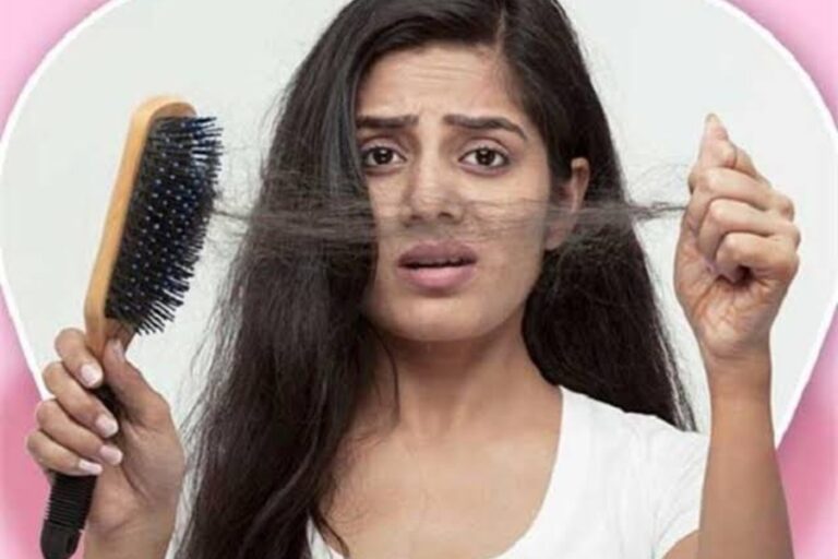 डिलीवरी के बाद क्यों झड़ते हैं बाल? इस तरह पा सकते हैं बाल झड़ने की समस्या से निजात