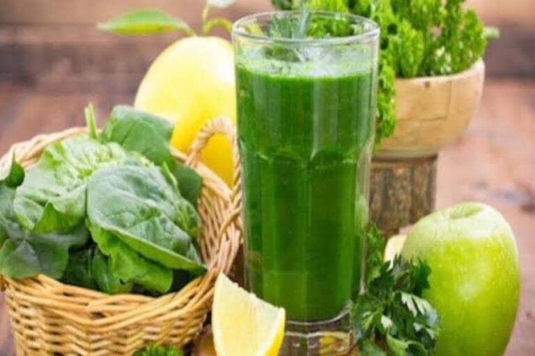 Spinach Juice: दूध पीना नहीं है पसंद, तो करें इस हरे पत्ते के जूस का सेवन, हड्डिया बनेगी फौलादी
