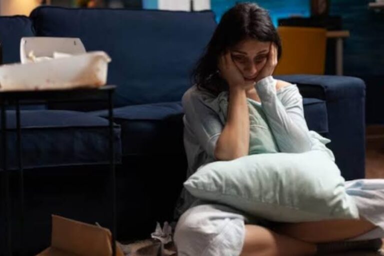 महिलाओं के मेंटल हेल्थ को बुरी तरह से प्रभावित कर रहा है PCOS, क्यों PCOS मे आने लगता है आत्महत्या का ख्याल?