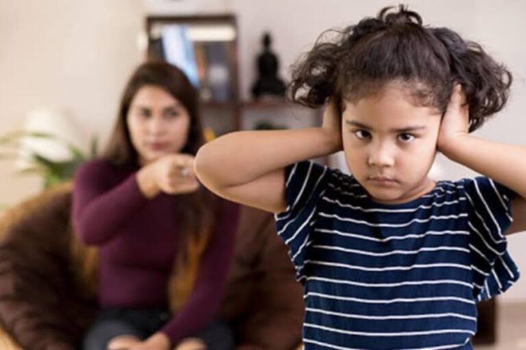 Parenting Tips: बच्चों के एग्जाम से पहले Parents को छोड़ देनी चाहिए ये आदतें, डिप्रेशन में चला जाएगा बच्चा
