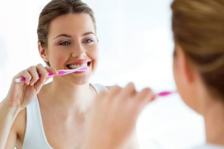 Health Tips: ब्रश करते समय अगर आपके दांतों से निकलने लगता है खून, तो हो जाएं सावधान, हो सकती है यह बीमारी