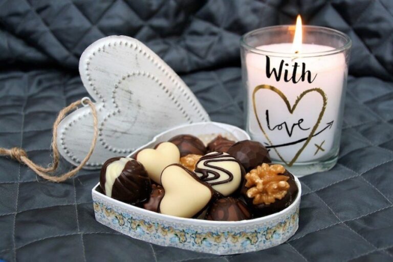 Chocolate Day: लड़कियों को करना है खुश तो उन्हें दें ये खास चॉकलेट्स गुलदस्ते
