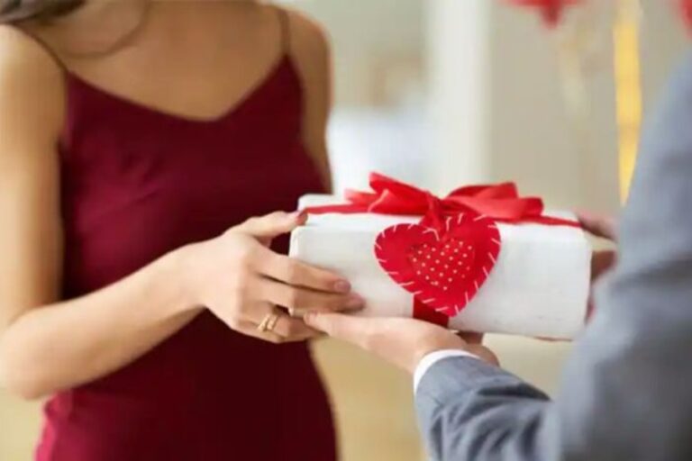 Valentine Gift Vastu: वेलेंटाइन पर साथी को ना करें ये गिफ्ट, दूर चला जायेगा पार्टनर