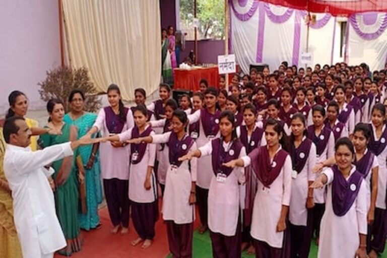 Valentine’s Day: वेलेंटाइन पर इस कॉलेज की छात्राओं ने लव मैरिज न करने की खाई कसम