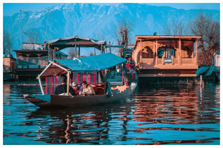 Famous Lakes In India: छुट्टियां मनाने जा रहे हैं तो घूमें ये खूबसूरत झील, मन मोह लेगी यहां कि सुंदरता