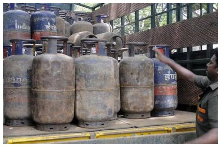 LPG Cylinder Rate Hike: आज से बढ़ गए एलपीजी सिलेंडरों की कीमत, आपके शहर में क्या है नया भाव, जानें