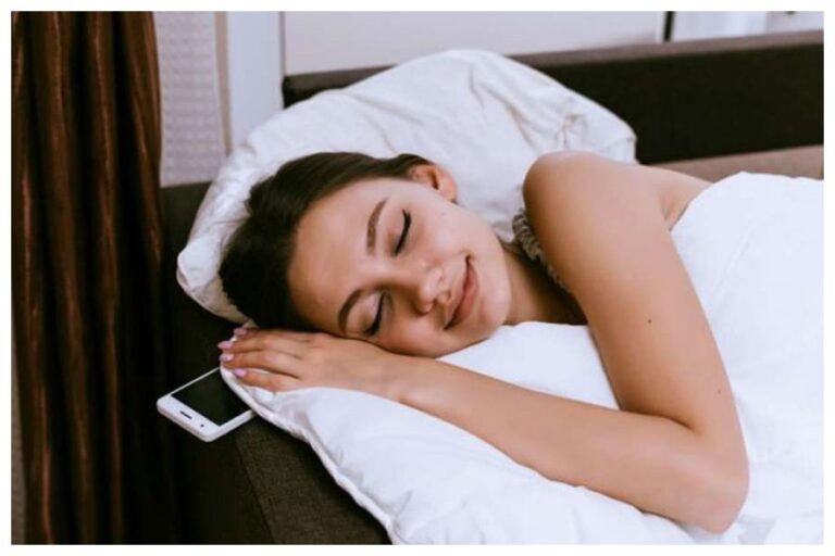Smartphone Tips: सिर के पास फोन रखकर ना सोएं, अगर जानेंगे ये नुकसान, तो हो जाएंगे हैरान