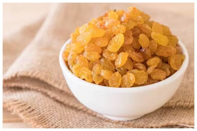 Raisins Benefits: रोजाना खाली पेट किशमिश पानी पीने के हैं अचूक फायदें, कई बीमारियों में है रामबाण