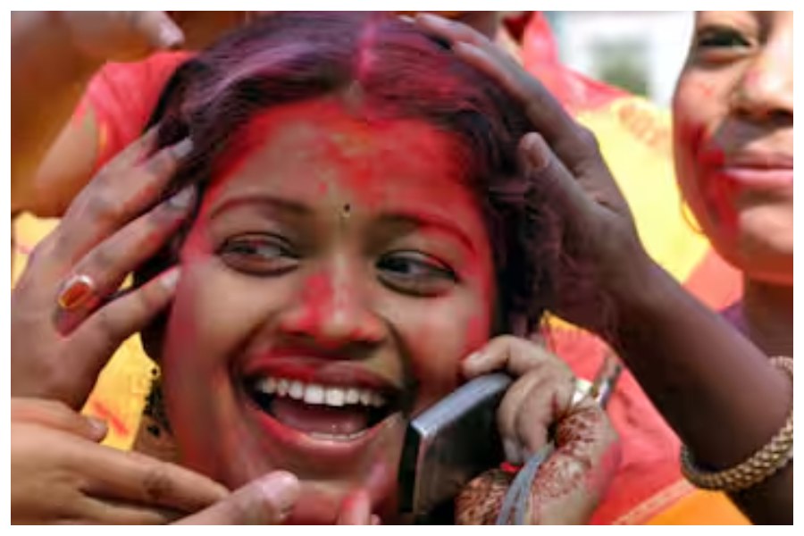 Save Phone In Holi