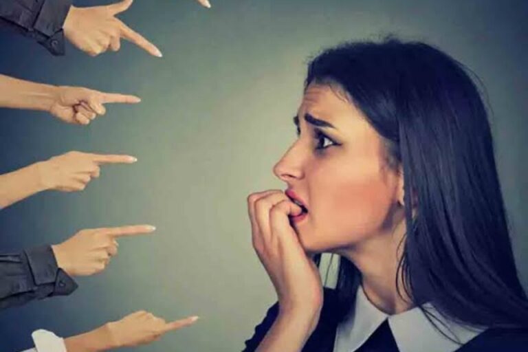 Health Tips: कम उम्र वालों को भी हो सकती है डिमेंशिया, जानिए क्या है इस बीमारी के लक्षण