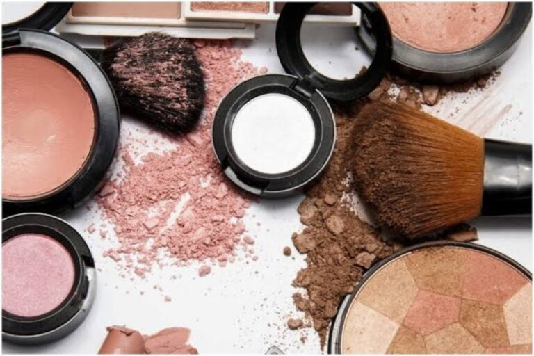 Expire Makeup Products: इस्तेमाल करते हैं एक्सपायर मेकअप प्रोडक्ट्स तो हो जाए सावधान, बिगड़ सकता है चेहरा