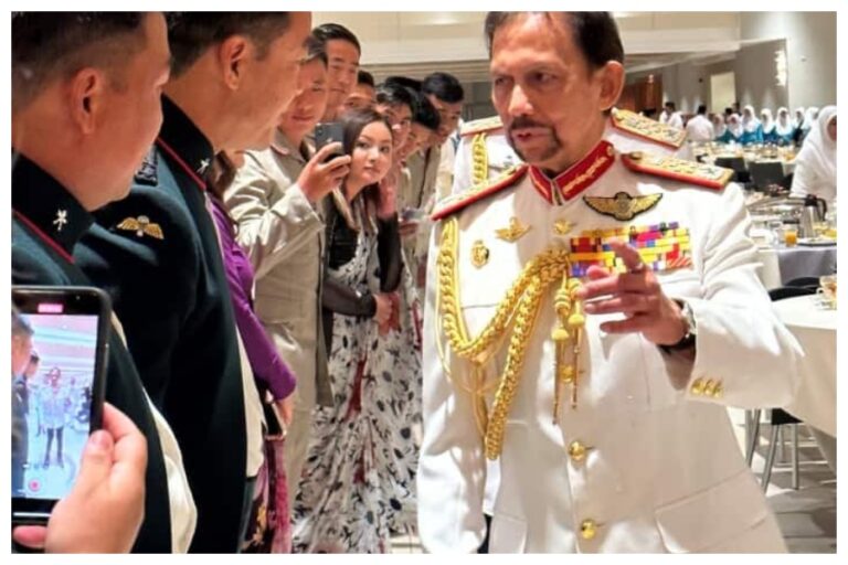 50 अरब के भव्य महल में रहते हैं ब्रुनेई के यह सुल्तान, सोने के जेट में करते हैं सफर, ठाठ देखकर रह जाएंगे हैरान