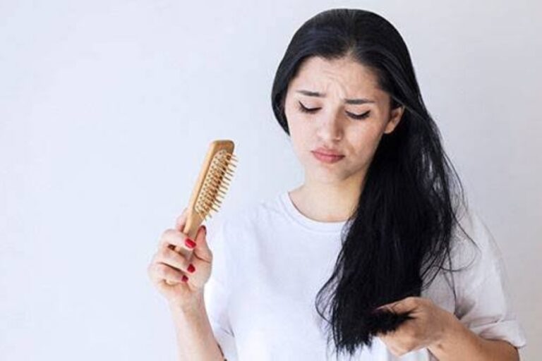 Hair Care: अगर ज्यादा झड़ रहे हैं आपके बाल, तो आज से ही बदले कंघी करने का तरीका, जानिए क्या है सही तरीका
