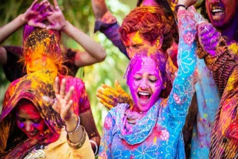 Holi Colour Affects Mood: स्ट्रेस से छुटकारा पाने के लिए जमकर खेले होली, जानिए मेंटल हेल्थ के लिए कैसे फायदेमंद है गुलाल
