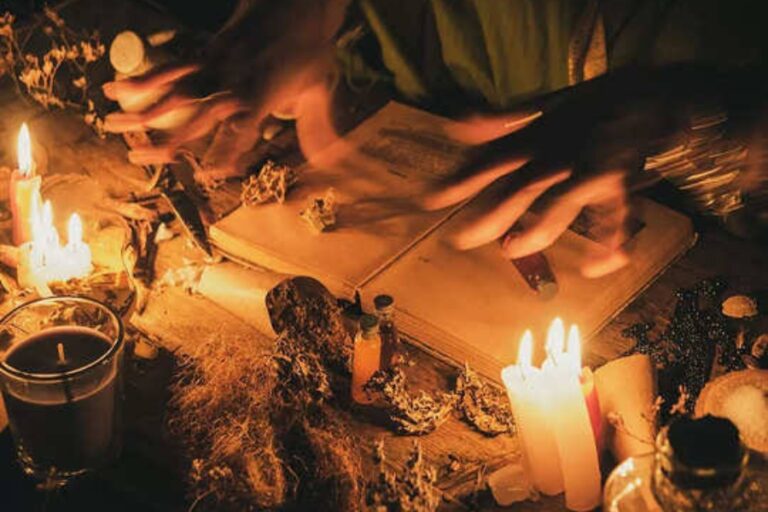 Black Magic: घर की खुशियां छीन लेता है काला जादू, जाने कैसे करें काले जादू की पहचान