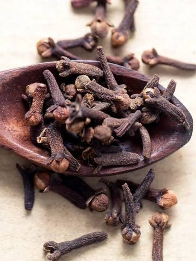 Side Effects Of Cloves: तीन लोगों को भूलकर भी नहीं करना चाहिए लौंग का सेवन, जा सकती है जान