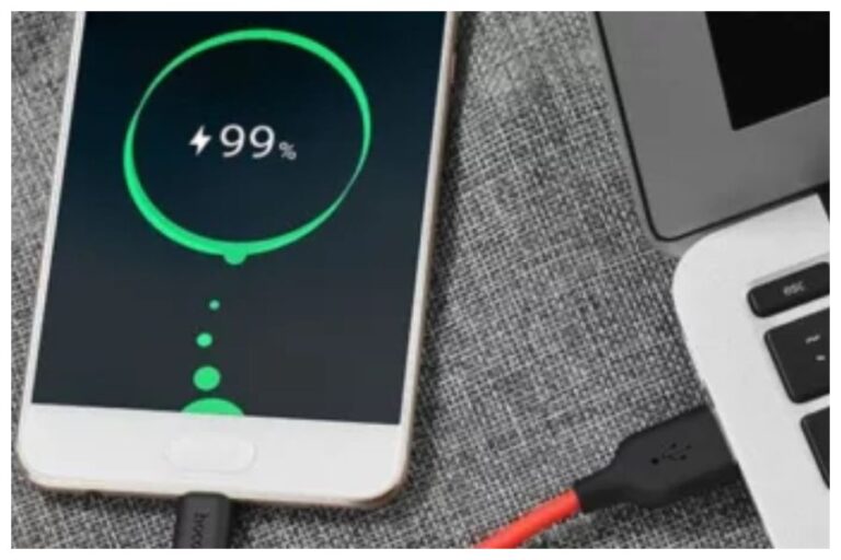 Smartphone Tips: फोन की बैटरी को 100% चार्ज रखना कितना सहीं, आप भी जानिए