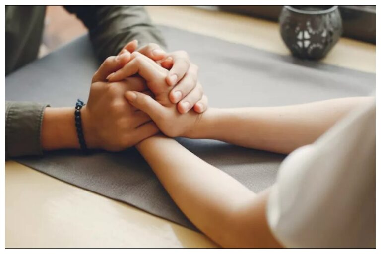 Relationship Better Tips: आपकी ये आदतें कर देंगी आपके पार्टनर से रिश्ता कमजोर, भूलकर भी ना करें ये गलतियां