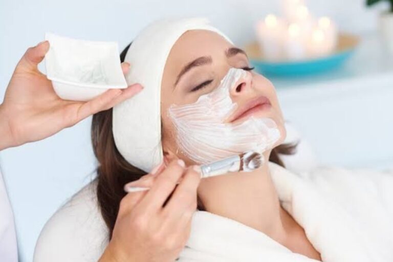 Skin Care Tips: फेशियल करवाने के तुरंत बाद भूलकर ना करें ये गलतियां, वरना चेहरे पर हो सकती है एलर्जी