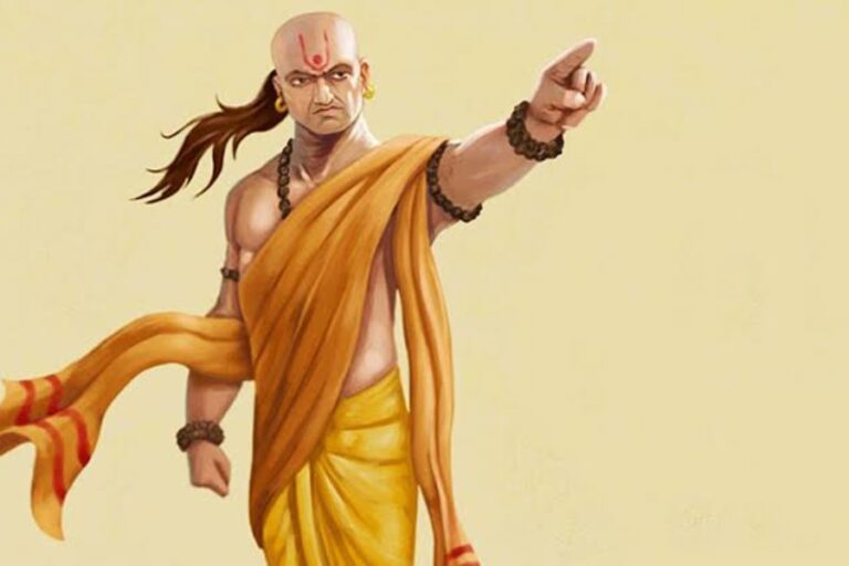Chanakya Niti: इन 4 लोगों से भूलकर भी नहीं करना चाहिए दोस्ती, वरना कष्टो से घिर जाएगा आपका जीवन