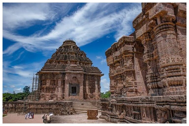 सूर्य की किरणों से झुक जाता है यह मंदिर, वैज्ञानिक भी नहीं कर पाए इसका कारण पता