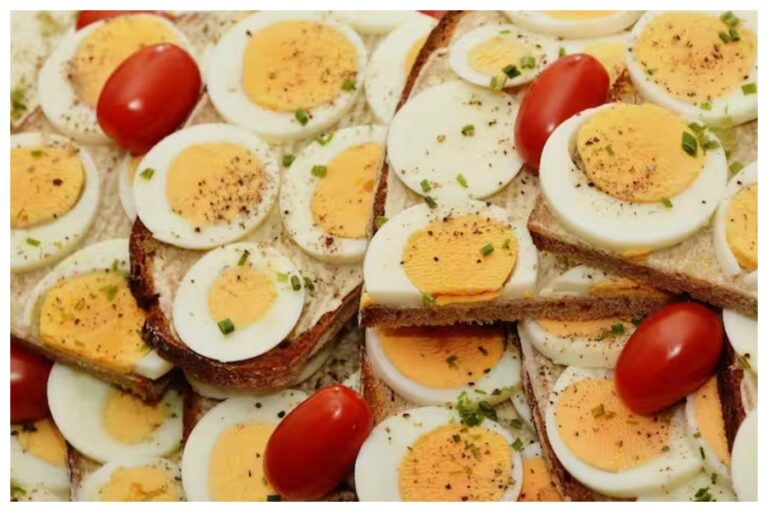 Health Tips: शरीर में अगर दिख रहा है यह लक्षण तो रोजाना खाएं दो अंडे, वरना हो जाएंगे प्रोटीन की कमी का शिकार
