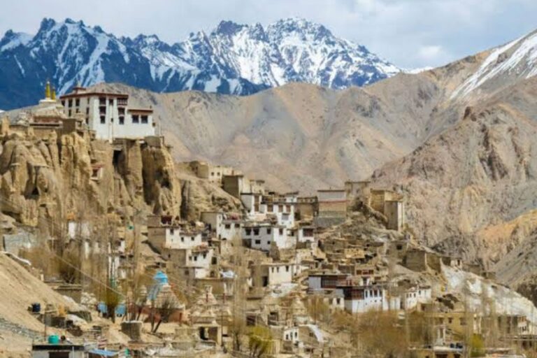 धरती पर रहकर चांद की करना चाहते हैं सैर, तो चले जाए लद्दाख की इस जगह पर