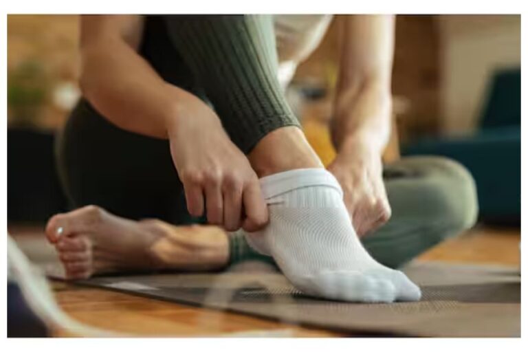 Foot Odor Problems: जुराबों की बदबू से आप और आसपास वाले भी होते हैं परेशान? तो अपनाएं ये टिप्स और पाएं छुटकारा