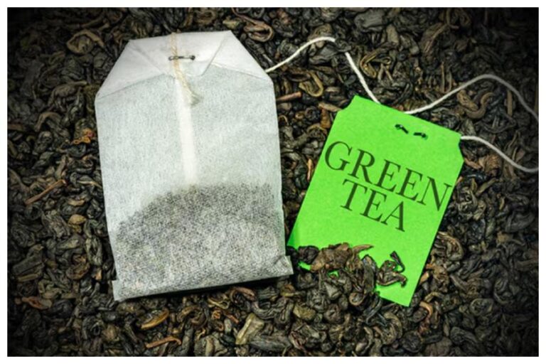 Green Tea Effects: गर्मियों में ग्रीन टी पीना नुकसानदायक है या फायदेमंद