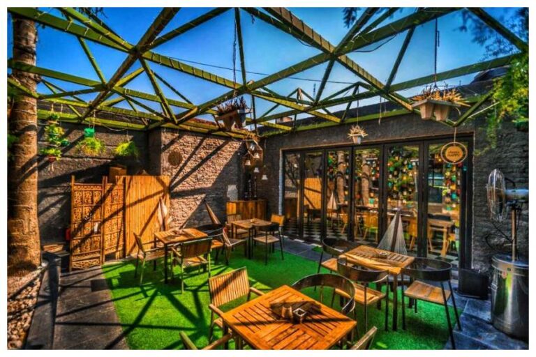 Delhi Famous Cafe: दोस्तों या परिवार संग इन कैफे में जाएंगे तो भूल जाएंगे अपना घर भी, जानें कितना लगेगा खर्च