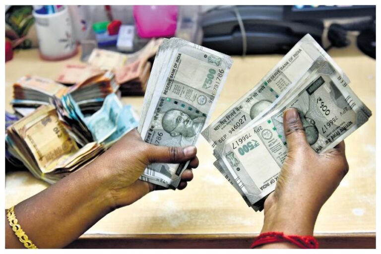 Earn Money at Home for Housewives: अब महिलाएं भी घर बैठें कमाएं पैसे, बस शुरू करें कम बजट के ये काम