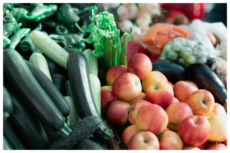 Fruits and Vegetables Cleaning Tips: सब्जियों और फलों को सिर्फ पानी से धो लेना ही काफी नहीं, इन टिप्स से खत्म होंगे बैक्टीरिया 100 प्रसैंट खत्म