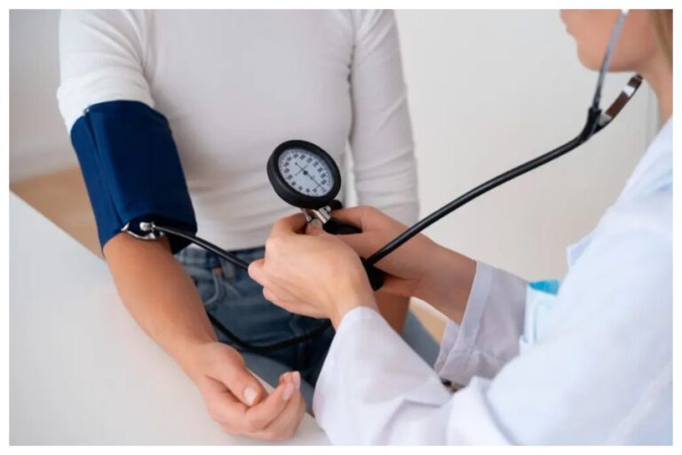 Low Blood Pressure: लो ब्लड प्रेशर की समस्या से अब मिलेगा छुटकारा, बस अपनाएं ये टिप्स, बच जाएगी जिंदगी