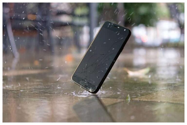 Smartphone Saving Tips From Rain: बारिश में गीला होने से कैसे बचाएं अपना फोन, उसके लिए अपनाएं ये आसान टिप्स