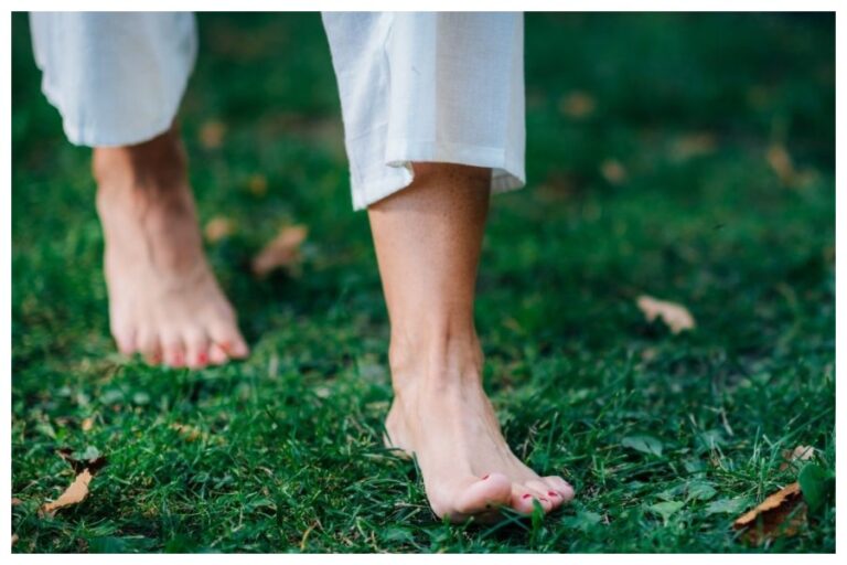 Walking On Grass Benefits: हर दिन घास पर चलने के हैं अचूक फायदे, आप भी जानें