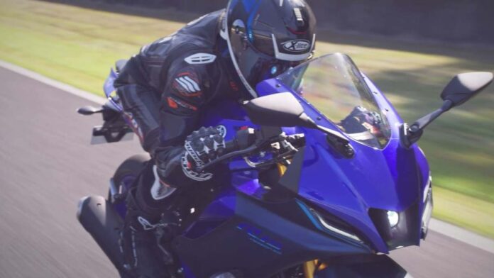 Yamaha R15 V4
