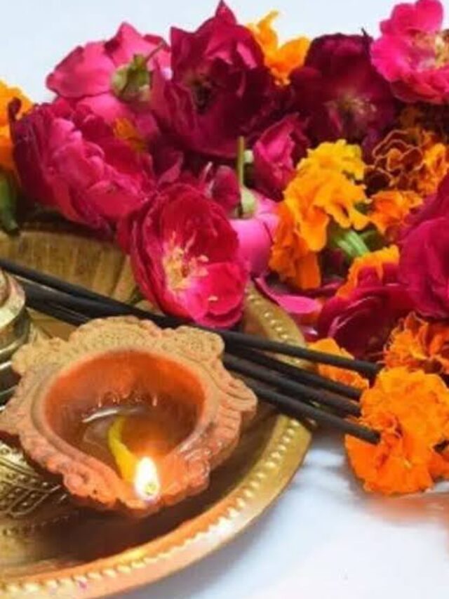 Flower Vastu Tips: बदलना चाहते हैं अपनी किस्मत तो पूजा में जरूर करें इन चमत्कारी फूलों का इस्तेमाल