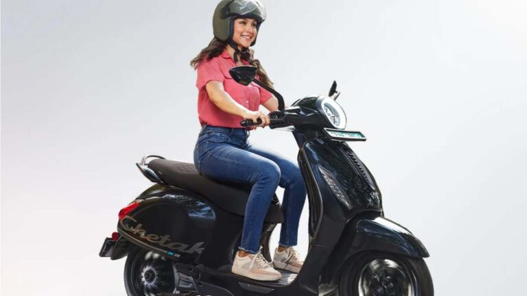 Bajaj के इस नए स्कूटर के आते ही Honda की उड़ी नींद, शोरूम पर बुक करने वालों की लगी लाइनें