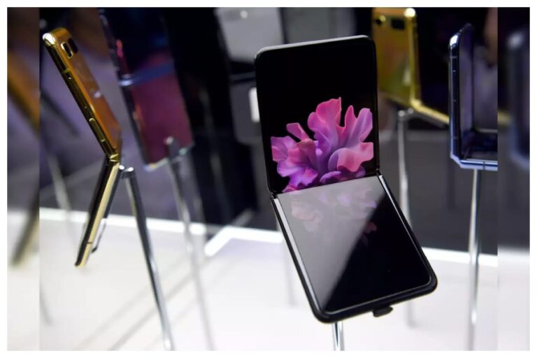 Foldable Flip Smartphone: