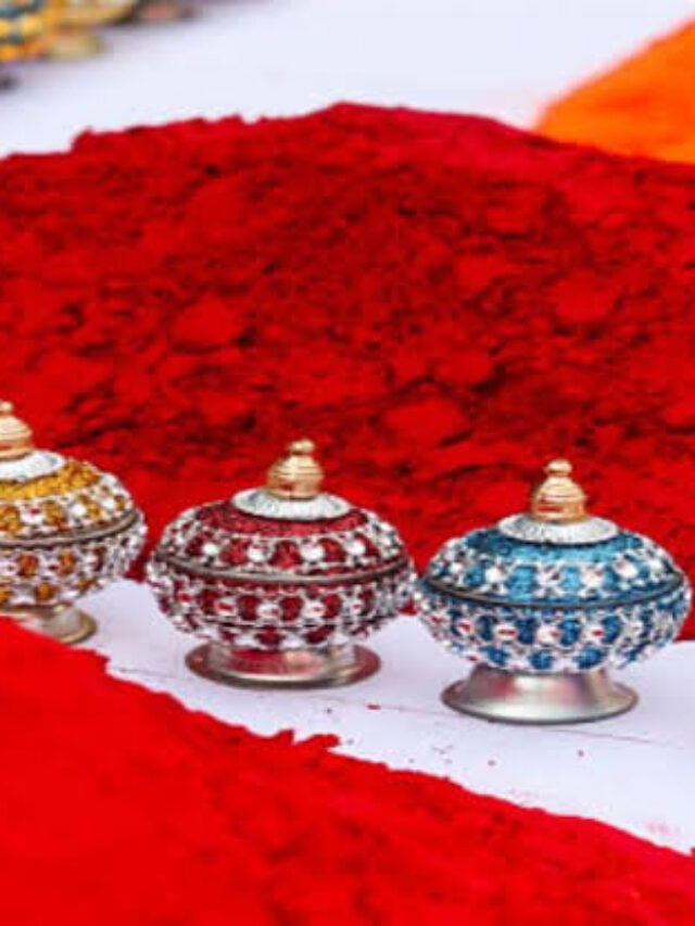 Sindur Vastu Tips: सिंदूर के इन उपायों से दूर होगा जीवन का हर संकट, बढ़ेगा मान-सम्मान
