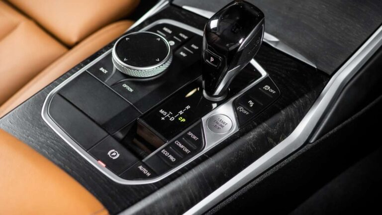 BMW की स्टाइलिश नई कार लॉन्च, मसाज करने वाली सीट और कीमत इतनी की आ जाएंगी 6 Baleno