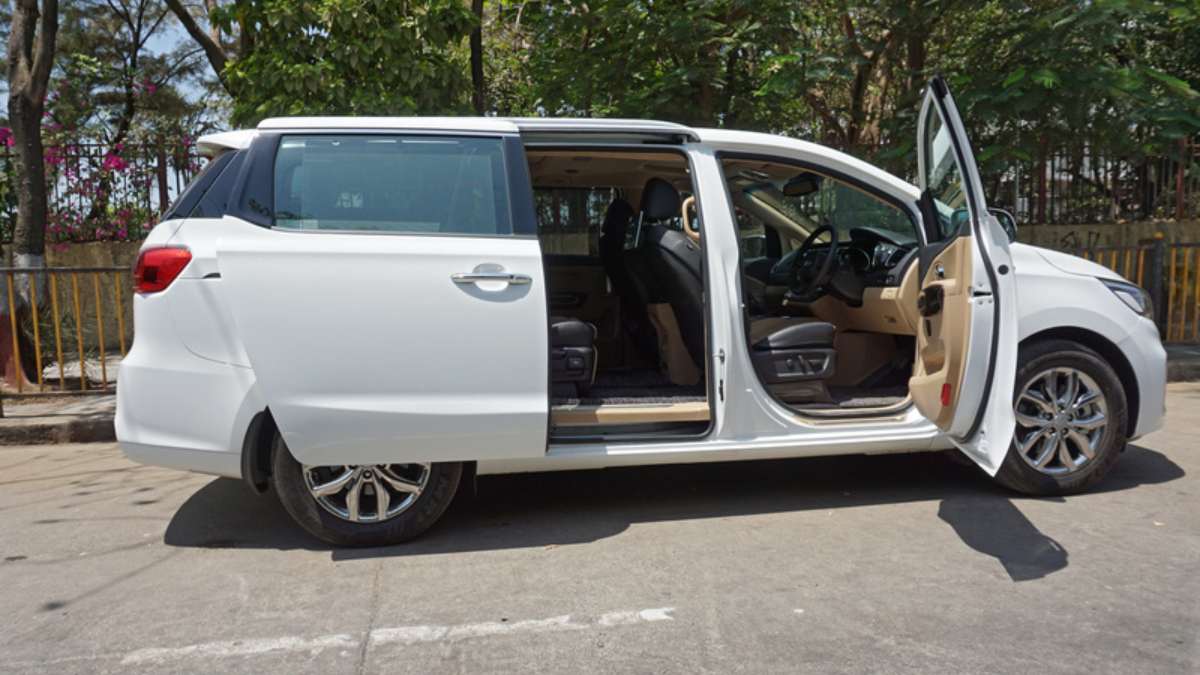 kia carnival mpv interior