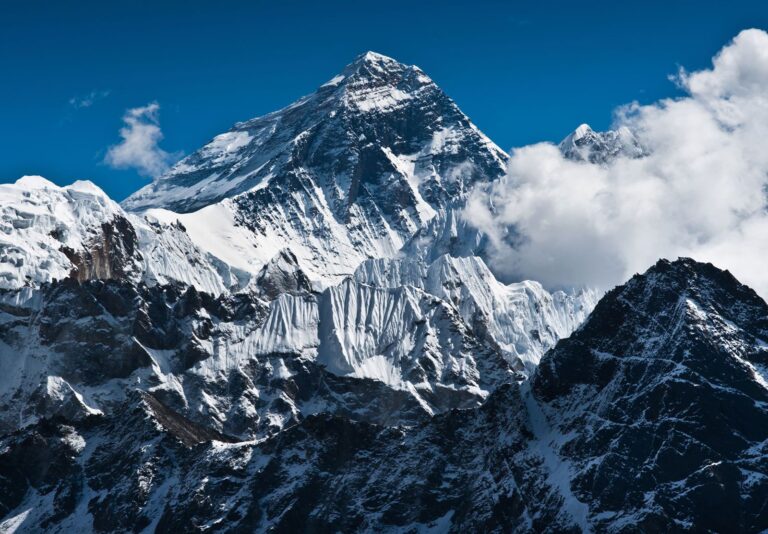 दुनिया की सबसे ऊंची चोटी Mount Everest कैसे है? 90000 साल पहले एक नदी में छिपा है राज