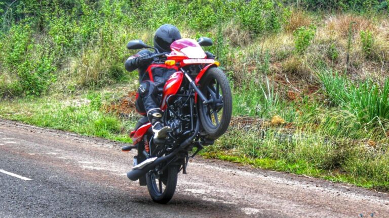 11 लीटर का फ्यूल टैंक, 72 kmpl की माइलेज, ये है सबसे सस्ती बाइक