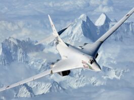 रूस का TU-160 बमवर्षक, जिसे "व्हाइट स्वान" के नाम से जाना जाता है, भारत को पेश किया गया, इसके उन्नत फीचर्स और क्षमताओं को दर्शाते हुए।
